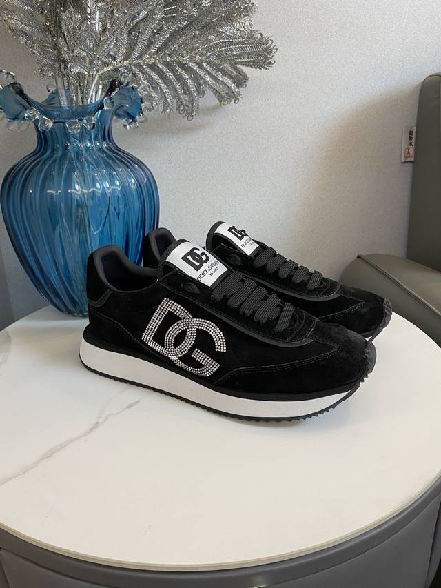 D& G 2028秋款最新跑步运动鞋，大底轻盈耐磨、设计简洁经典，进口原版透气网布面料小羊皮内里，上脚非常舒适百搭，码数：38-46 46定做