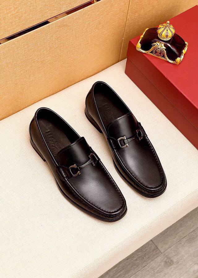 商品商标：Ferragamo 菲拉格慕 休闲皮鞋正码码数: 38-44 45订制 商品材料：精选 进口头层小牛皮鞋面+奢华五金扣，进口水染牛皮内里。强烈立体视觉