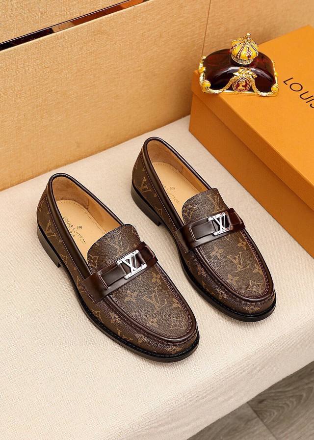 商品商标：Louis Vuitton 路易威登 休闲皮鞋正码码数: 39-44 38.45订制 商品材料：精选 进口头层老花牛皮鞋面+奢华五金扣，进口头层牛皮内