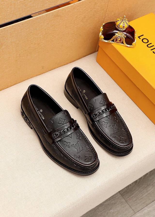 商品商标：Louis Vuitton 路易威登 休闲皮鞋正码码数: 39-44 38.45订制 商品材料：精选 进口头层小牛皮压花鞋面+奢华五金扣，进口头层牛皮