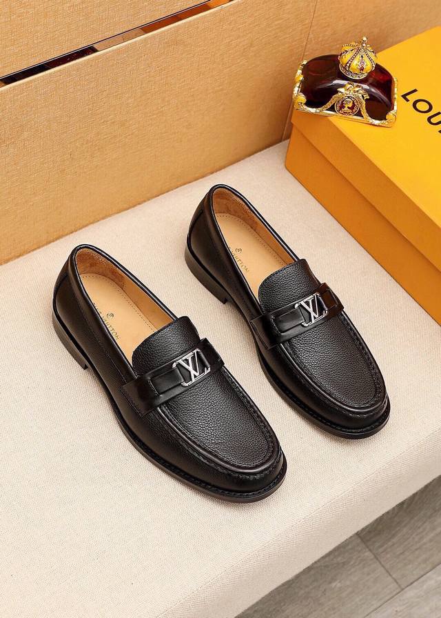 商品商标：Louis Vuitton 路易威登 休闲皮鞋正码码数: 39-44 38.45订制 商品材料：精选 进口头层荔枝纹小牛皮鞋面+奢华五金扣，进口头层牛