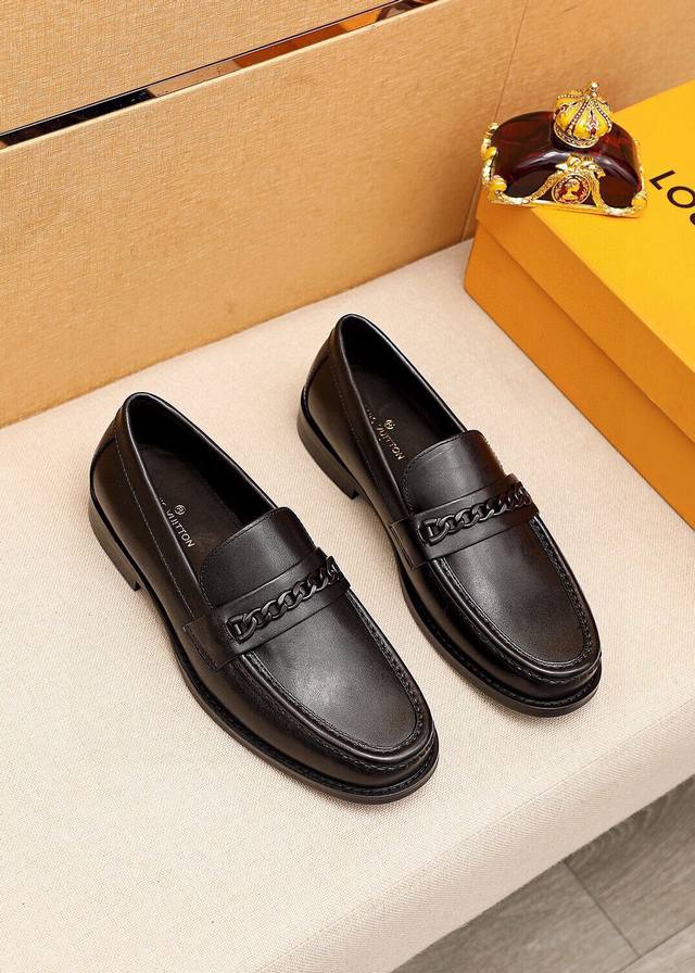 商品商标：Louis Vuitton 路易威登 休闲皮鞋正码码数: 39-44 38.45订制 商品材料：精选 进口头层小牛皮鞋面+奢华五金扣，进口头层牛皮内里