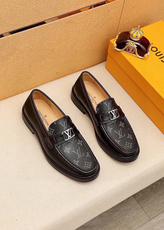 商品商标：Louis Vuitton 路易威登 休闲皮鞋正码码数: 39-44 38.45订制 商品材料：精选 进口头层小牛皮鞋面+奢华五金扣，进口头层牛皮内里