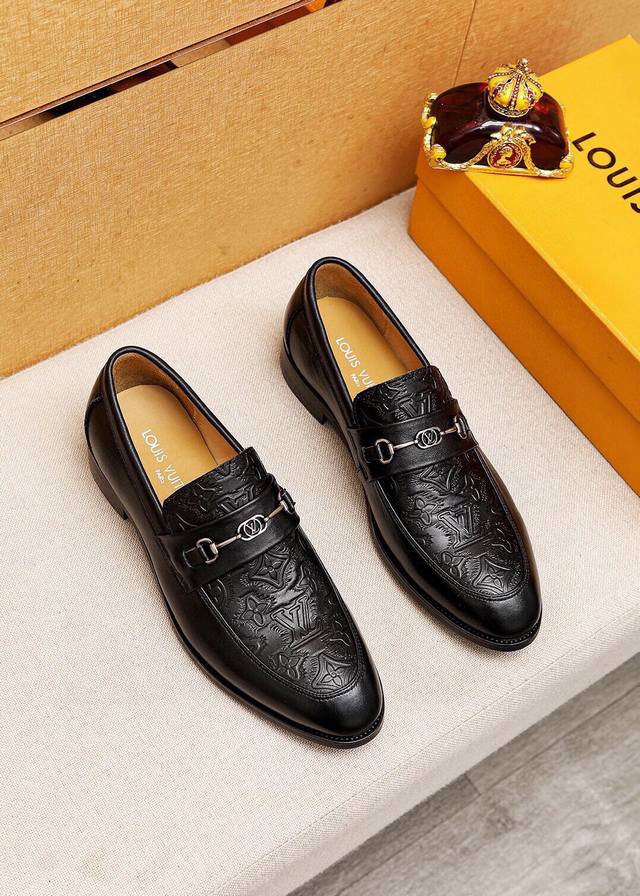 商品商标：Louis Vuitton 路易威登 休闲皮鞋正码码数: 38-44 45.46订制 商品材料：精选 进口头层小牛皮压花鞋面+奢华五金扣，进口头层牛皮