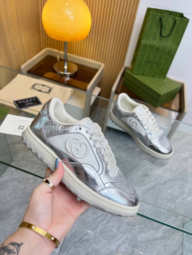 实价 Gucci 古奇情侣款 原版 Tpu超轻大底。牛皮面料，官网一比复刻。原版品牌成型乳胶垫，舒适透气。 女款：35-40 男款：39-45 一手货源，售后无