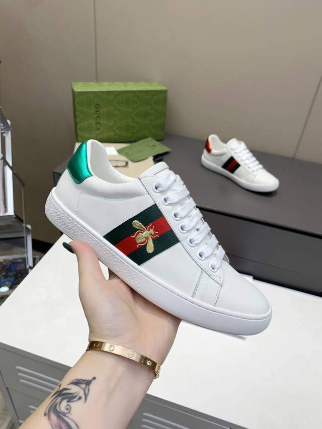 实价 Gucci 古奇经典款女鞋 小蜜蜂运动鞋小白鞋。官网一比复制。面料:丝带牛皮 牛皮内裡，牛皮垫脚，内置高弹成型乳胶垫，舒适透气。白色，黑 35-45