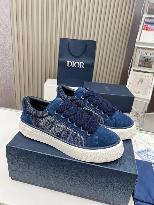 高版本实价 B33运动鞋春季新品，重新诠释经典的网球鞋，时尚的廓形突显厚实感。采用蓝色棉质牛仔面料精心制作，饰以激光绘制的 Oblque 印花，层叠以棉花造型细
