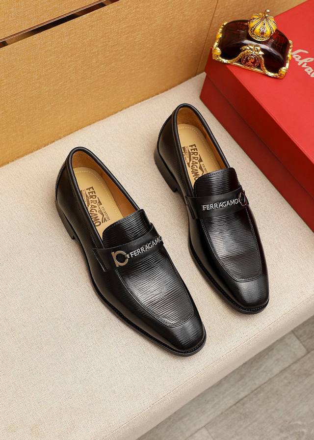 商品商标：Ferragamo 菲拉格慕 休闲皮鞋正码码数: 38-44 45.46订制 商品材料：精选 进口头层小牛皮压花鞋面+奢华五金扣，进口水染牛皮内里。强