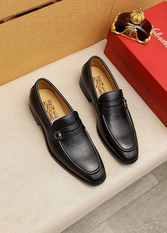 商品商标：Ferragamo 菲拉格慕 休闲皮鞋正码码数: 38-44 45.46订制 商品材料：精选 进口头层荔枝纹牛皮鞋面+奢华五金扣，进口水染牛皮内里。强