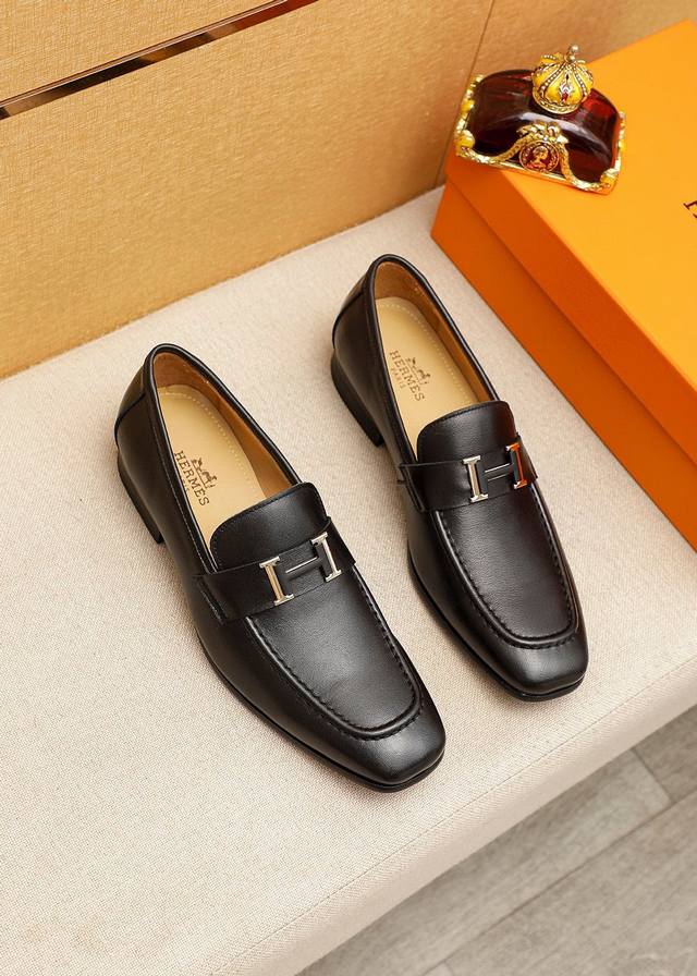 商品商标：Hermes 爱马仕 休闲皮鞋正码码数: 38-44 45.46订制 商品材料：精选 进口头层小牛皮鞋面+奢华五金扣，进口水染牛皮内里。强烈立体视觉效