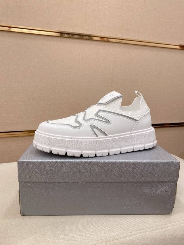 工厂P价 高版本 高品质新款Prada 普拉达 专柜同步上市， 新款男鞋、面料精选透气飞织面料。内里 进口牛皮内里。高端开模防滑橡胶大底，精美线条、简约大气，上