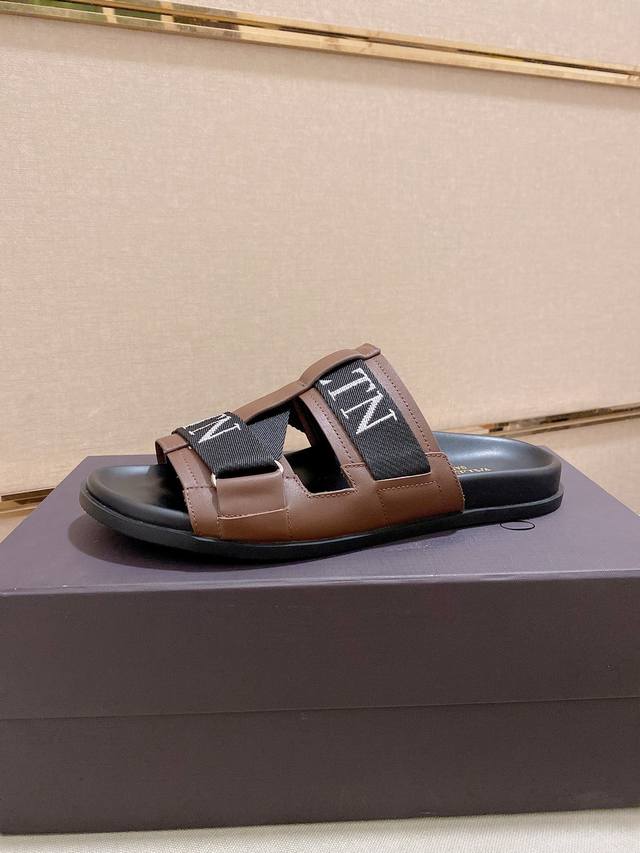 工厂P价P： Valentino华伦天奴 新款情侣精品拖鞋、专柜品质、经典格子、实际做工相当复杂鞋面优选进口面料羊皮里 相当考验工匠的手艺原版Pu大底。Size