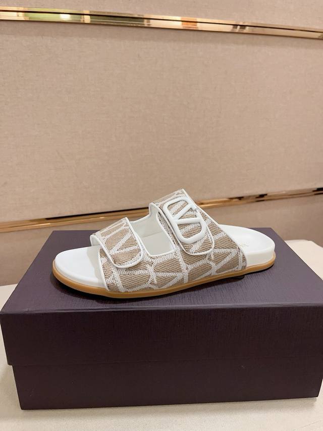 工厂P价P： Valentino华伦天奴 新款男生精品拖鞋、专柜品质、经典格子、实际做工相当复杂鞋面优选进口面料羊皮里 相当考验工匠的手艺原版Pu大底。Size