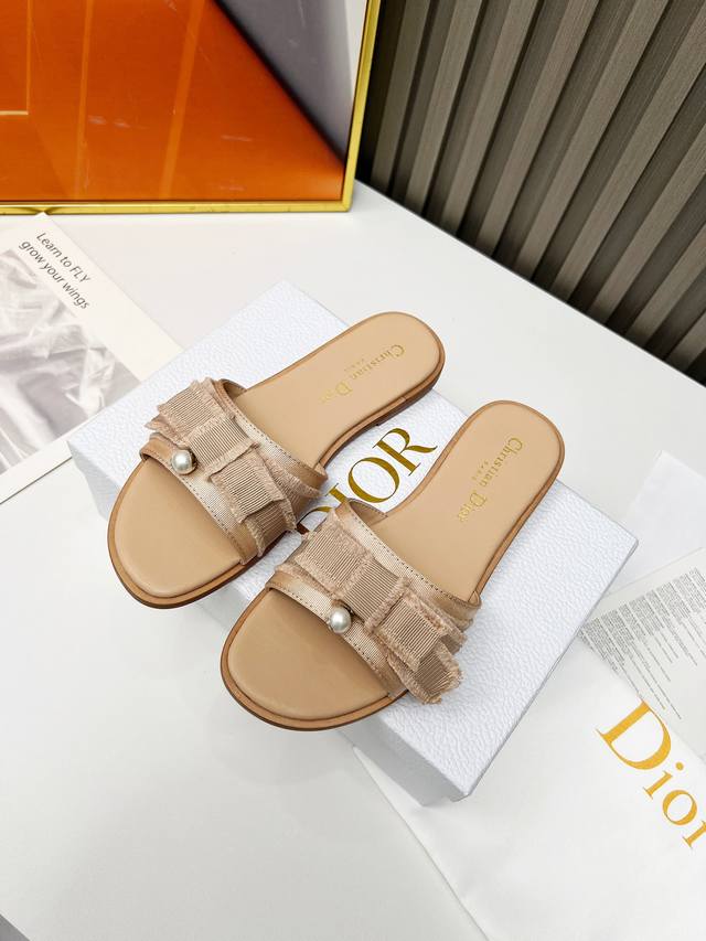 实价 真皮底+40Dior 代购级迪奥 Dior 新色 新元素 Dior 春夏新款圆头 珍珠 露趾拖鞋 ，上脚复古又百搭。市面顶级版本。鞋面：原版开模布料 内里