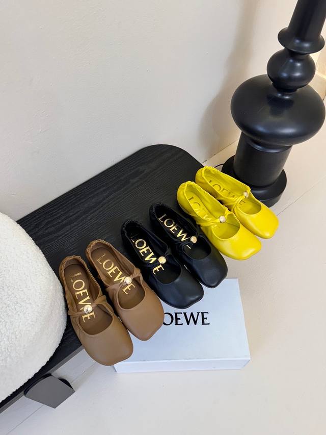 实价 Loewe 25Ss超软糯嘟嘟同款芭蕾舞鞋这款Pebble Soft 是芭蕾平底鞋与穆勒鞋的优雅结合，彰显出初秋的摩登气质采用超柔软羊皮打造，鞋底饰有 A