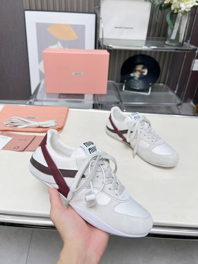 实价 所见即所得G027代购级别独家首发Miumiu缪缪时装周Miu Miu 2025春夏系列秀场这双运动鞋引起关注，Miu Miu 与 New Balance