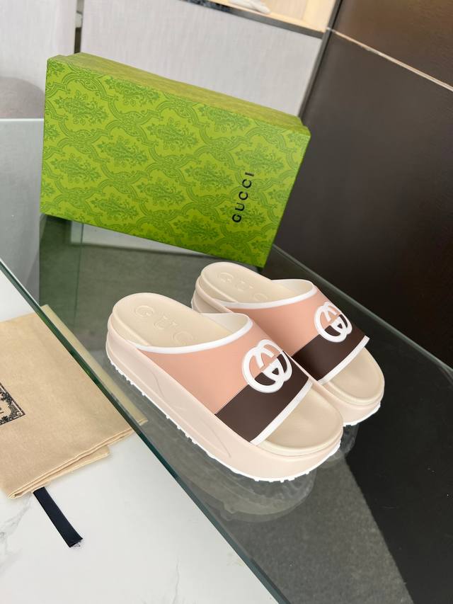 实价 Gucci古驰 春夏最新爆款凉鞋松糕厚底拖鞋系列 欧式风格上脚非常完美,穿搭上配此鞋，优雅大方，晶莹剔透，不同材质，肌理的表现，极具浓厚的艺术气息。面料: