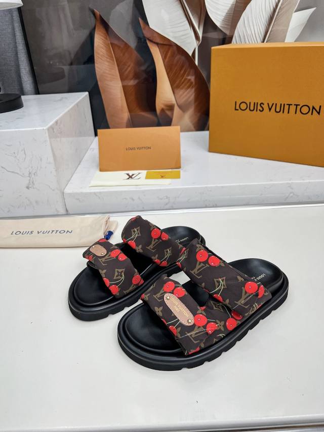 实价 Louis Vuitton 路易威登2025 春夏最新爆款魔术贴系列 情侣款厚底拖鞋 代购级别稀品上新 T 鞋面：Lv进口5D打印花布，牛皮内里大底：原版