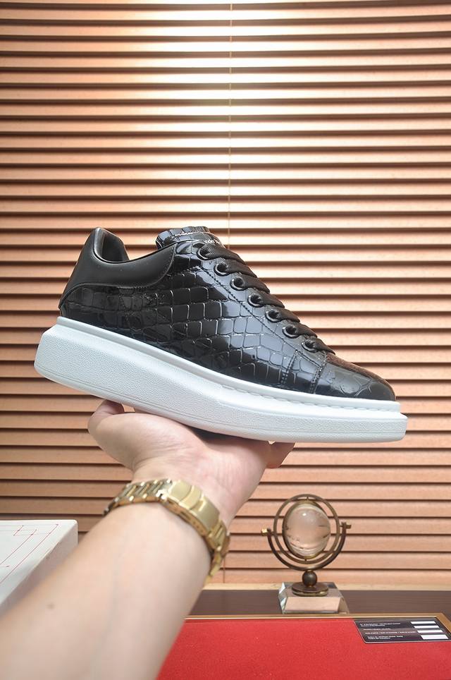 出厂 市面最高版本 Mqueen 麦昆 情侣款：女35-40，男39-44 小白鞋新款配色，官网同步发售！想不出有任何理由不收它！面料采用头层牛皮面 最新材料