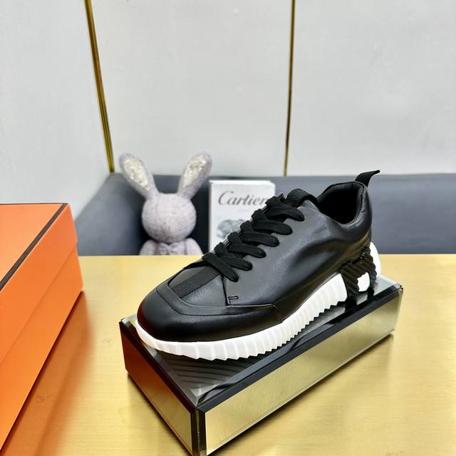 爱马仕Hermes2025春夏新款情侣运动休闲鞋系列 经典运动风格+英伦拼色设计，经典耐看！原版倒模楦型，极致1:1形体，进口高端雨伞布呈现出精致质感！开模定制