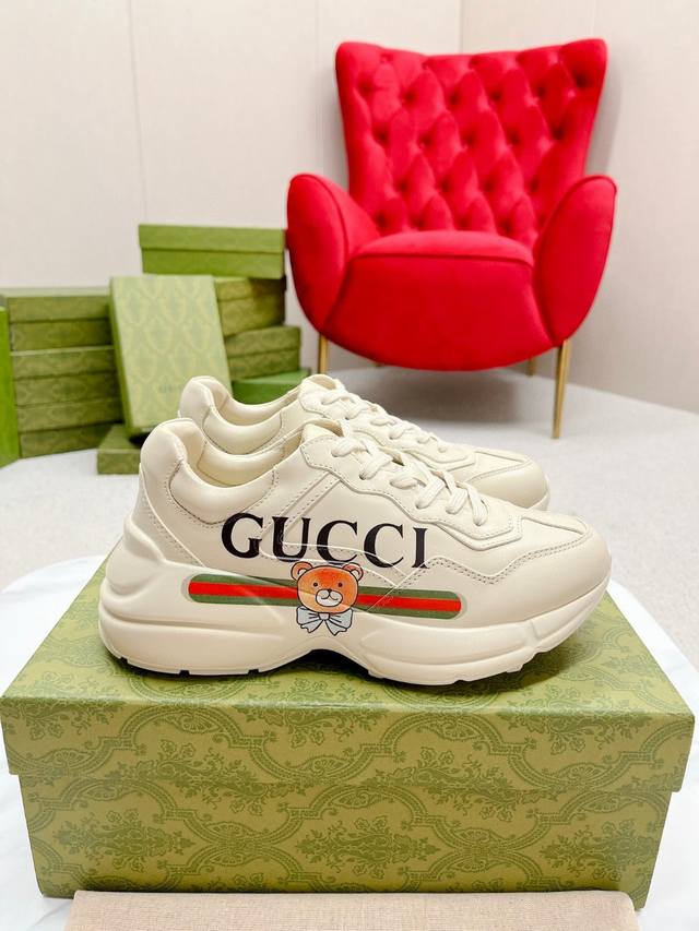 Gucci市面最高版本情侣款老爹鞋系列上新！ Gg情侣款老爹鞋，近几年一直火爆；新色更新不断；又更新了新颜色，我们家与专柜同步上新，这款经典款老爹鞋，明星 网红