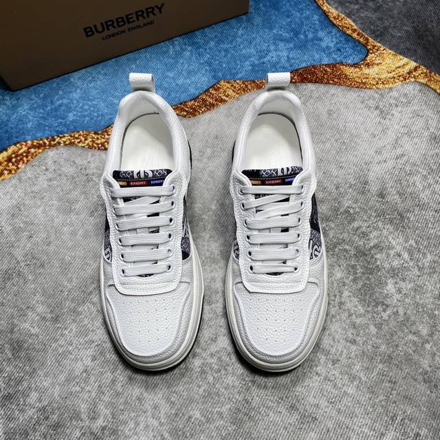 工厂P价 专柜同步Burberry 巴宝莉 顶级代购同步发售正码数：38-44。意大利进口牛皮搭配官网布料。全进口羊皮内里，鞋底：原厂特供原版底，独家活动成型底