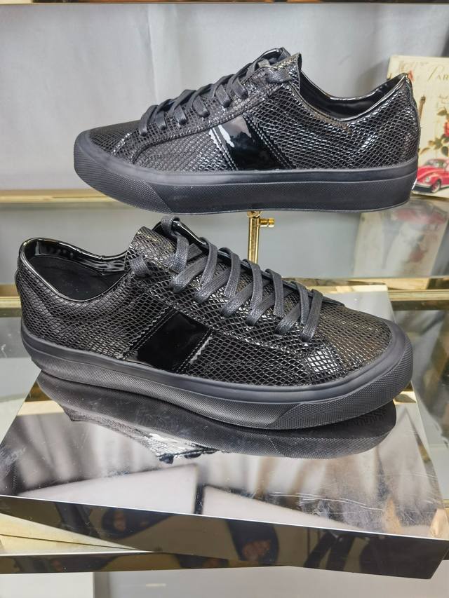 实价 汤姆 Tom Ford 美国复古轻奢款 Size：39-45 Tom Ford来自欧美品牌，贸易原单，国内罕见，不易撞款 春夏穿到秋冬，跨越温差限制，又能