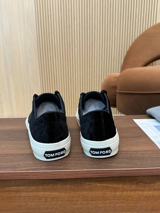 实价 汤姆 Tom Ford 美国复古轻奢款 Size：39-45 Tom Ford来自欧美品牌，贸易原单，国内罕见，不易撞款 春夏穿到秋冬，跨越温差限制，又能