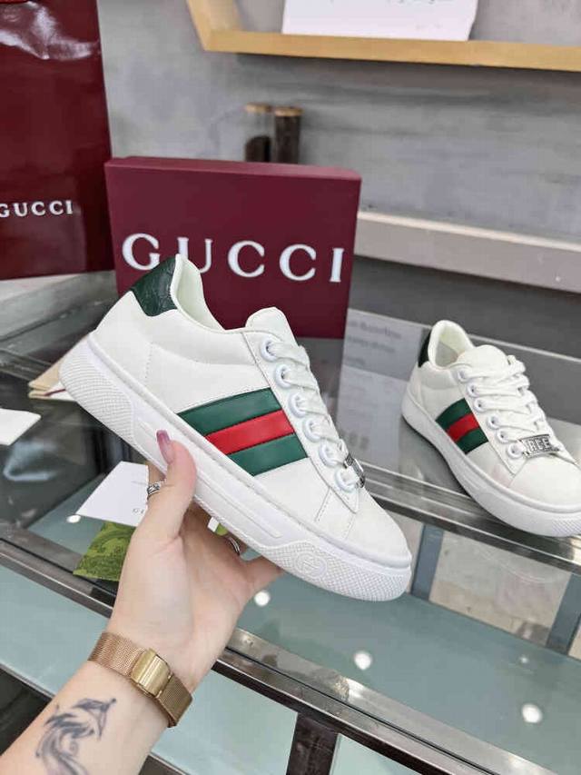 实价 Gucci 古奇新款经典款情侣款运动鞋面包小白鞋。官网一比复制。面料:丝绸牛皮，牛皮内裡，牛皮垫脚，内置高弹品牌成型乳胶垫，舒适透气。 女款 35-41