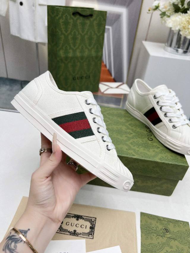 实价 Gucci 古奇新款经典款情侣款运动鞋小白鞋。官网一比复制。面料:原版G布，内置原版高弹成型乳胶垫，舒适透气。 女款 35-41 男款39-45