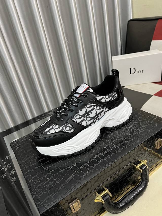 出厂价Pp： Dior迪奥新款 低帮休闲运动鞋，采用透气网布，鞋口带有品牌标志性细节，提升格调。时尚百搭，可为各式造型增光添彩。塑造独具动感活力与摩登气息的精致