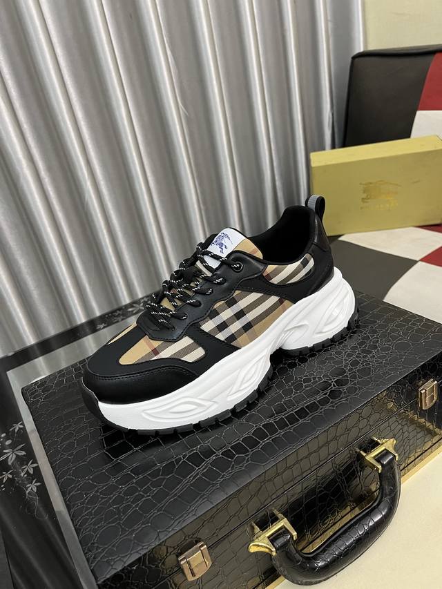 出厂价Pp： 巴宝莉 休闲鞋新款爆款！沉稳内涵儒雅的品味无法言喻的开启时尚鞋履的旅程从容应对各种场合！大牌的气势不言而明！上脚舒适大气！鞋面进口牛皮搭配印花面料