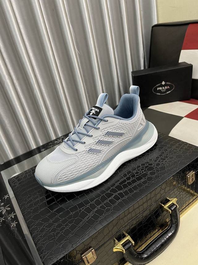 出厂价Pp： 普拉达Prada* 最新爆款休闲鞋，顶端品牌 奢侈～代购，顶级～质量。 鞋面選用进口透气织网面料材质透气运动垫脚 精细做工。原版个性时尚柔软橡膠耐