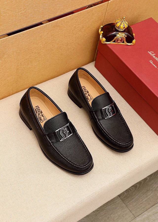 商品商标：Ferragamo 菲拉格慕 休闲皮鞋正码码数: 38-44 45订制 商品材料：精选 进口头层荔枝纹牛皮鞋面+奢华五金扣，进口水染牛皮内里。强烈立体