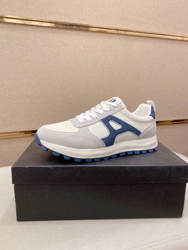 工厂P价 Prada～普拉达 潮流新款上市 官网同款 品质 原版搭配 精选头层牛皮面料。舒适透气羊皮内里 做工精细 用料上层 100%纯牛皮打造 原版楦型 上脚