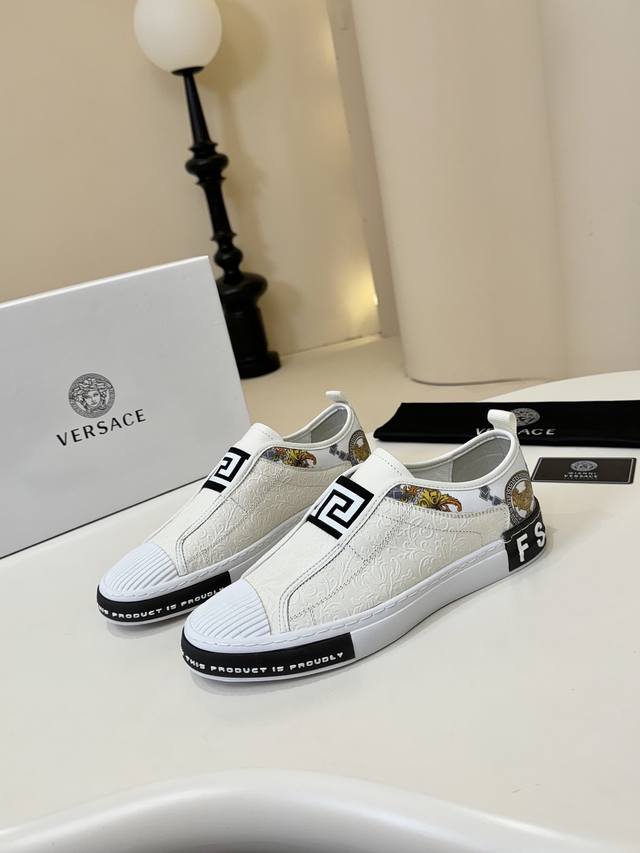 范思哲Versace 欧洲专柜原单货！ 世界顶级品牌奢华品质 休闲时尚 上脚高档次 给你低调奢华的舒适体验。鞋面采用纯意大利进口牛皮，加高端羊皮内裡，品牌专用材
