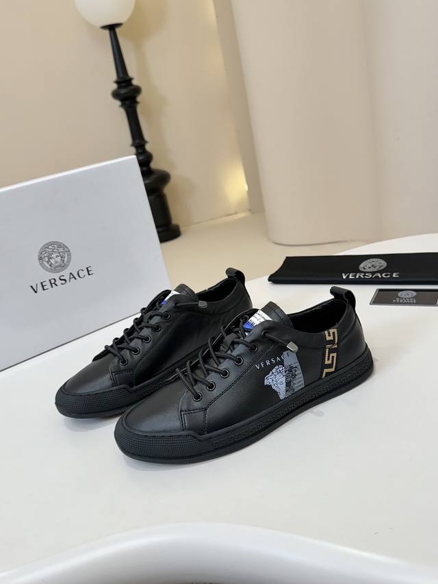 Versace范思哲 世界顶级品牌奢华品质 休闲时尚 上脚高档次 给你低调奢华的舒适体验。鞋面采用纯意大利进口牛皮，加高端羊皮内裡，品牌专用材料舒适透气，品牌专