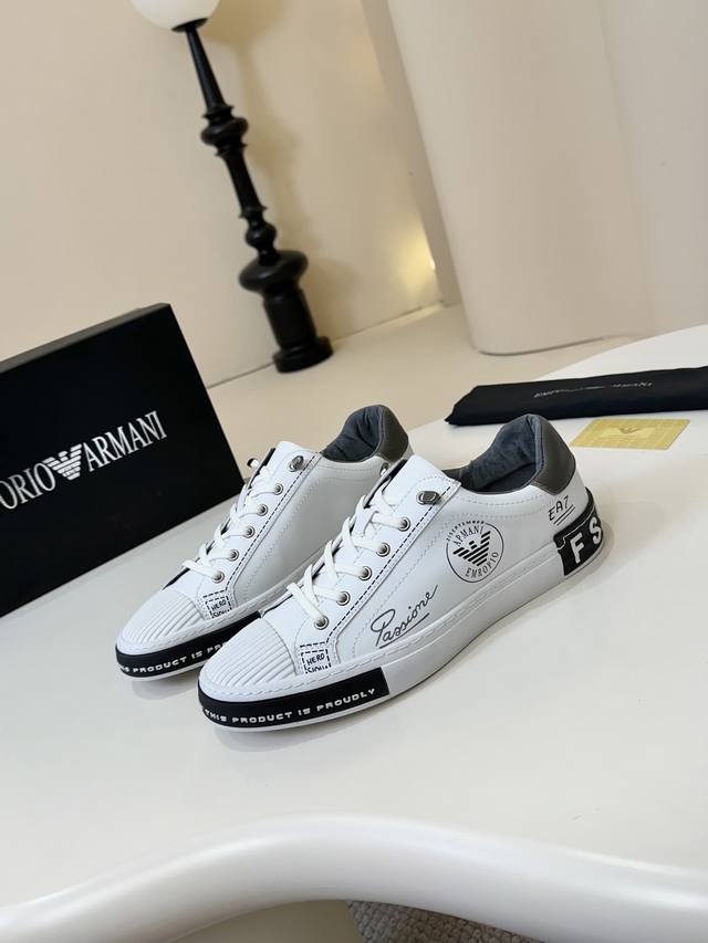 Armani 阿玛尼 爆款 世界著名奢侈品牌，高端系列休闲男鞋，以经典的设计成为永不落幕的时尚宠儿，经典的休闲造型。采用丝条纹牛皮舒适的羊皮内里，大底 橡胶耐磨