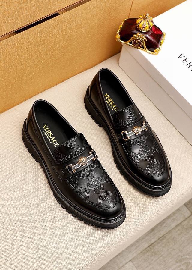 商品商标：Versace 范思哲 休闲皮鞋正码码数: 38-44 45.46订制 商品材料：精选 进口头层小牛皮压花鞋面+奢华五金扣，进口水染牛皮内里。强烈立体