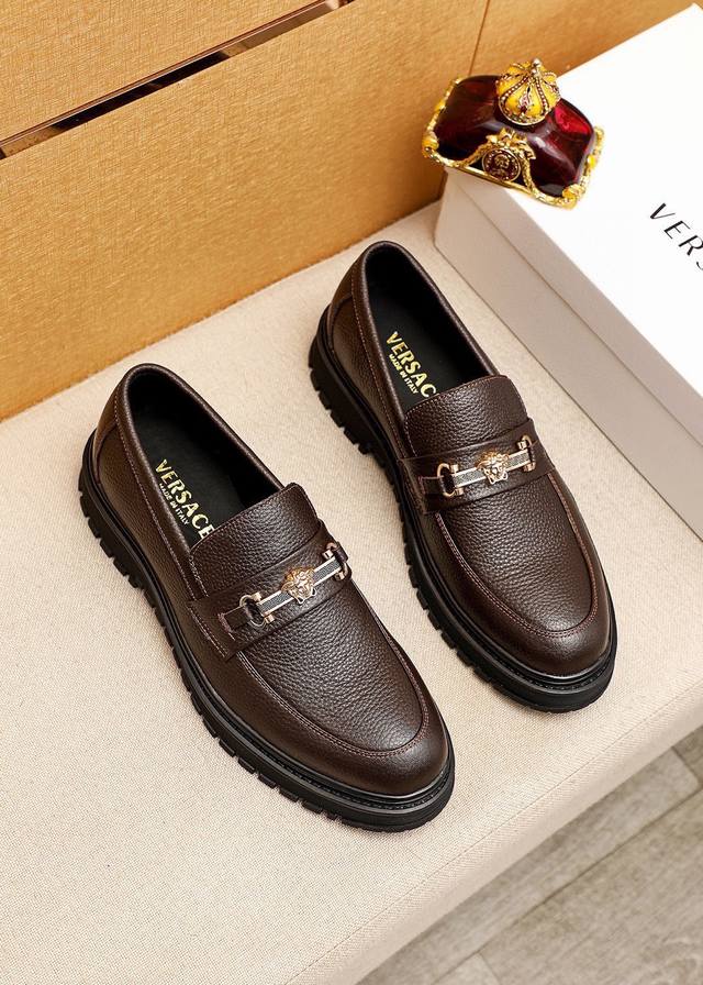 商品商标：Versace 范思哲 休闲皮鞋正码码数: 38-44 45.46订制 商品材料：精选 进口头层荔枝纹小牛皮鞋面+奢华五金扣，进口水染牛皮内里。强烈立