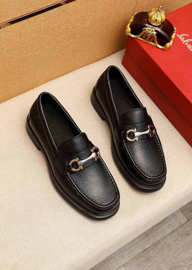 商品商标：Ferragamo 菲拉格慕 休闲皮鞋正码码数: 38-44 45.46订制 商品材料：精选 进口荔枝纹牛皮鞋面+经典五金扣，进口水染牛皮内里。强烈立