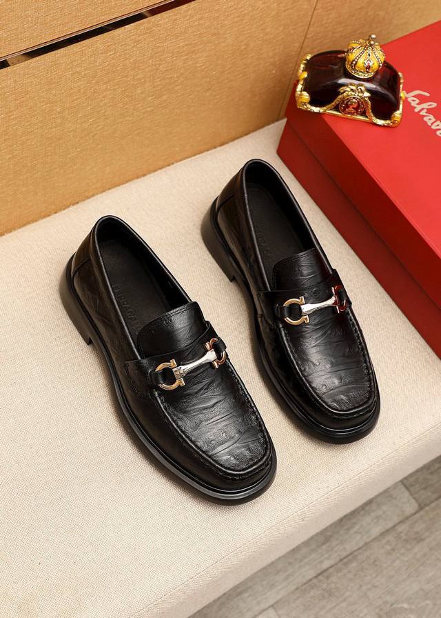 商品商标：Ferragamo 菲拉格慕 休闲皮鞋正码码数: 38-44 45.46订制 商品材料：精选 进口小牛皮压花鞋面+经典五金扣，进口水染牛皮内里。强烈立
