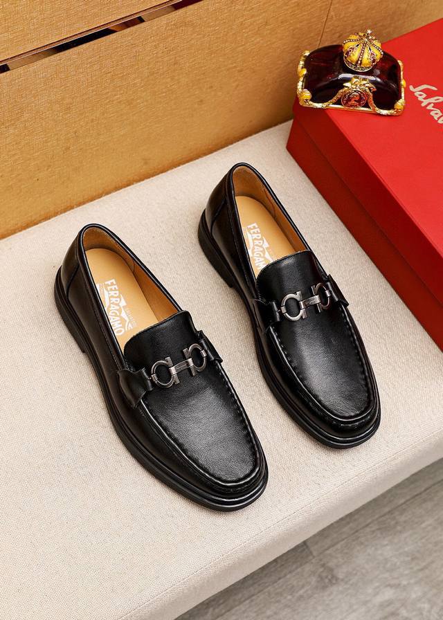 商品商标：Ferragamo 菲拉格慕 休闲皮鞋正码码数: 38-44 45.46订制 商品材料：精选 进口小牛皮鞋面+经典五金扣，进口水染牛皮内里。强烈立体视