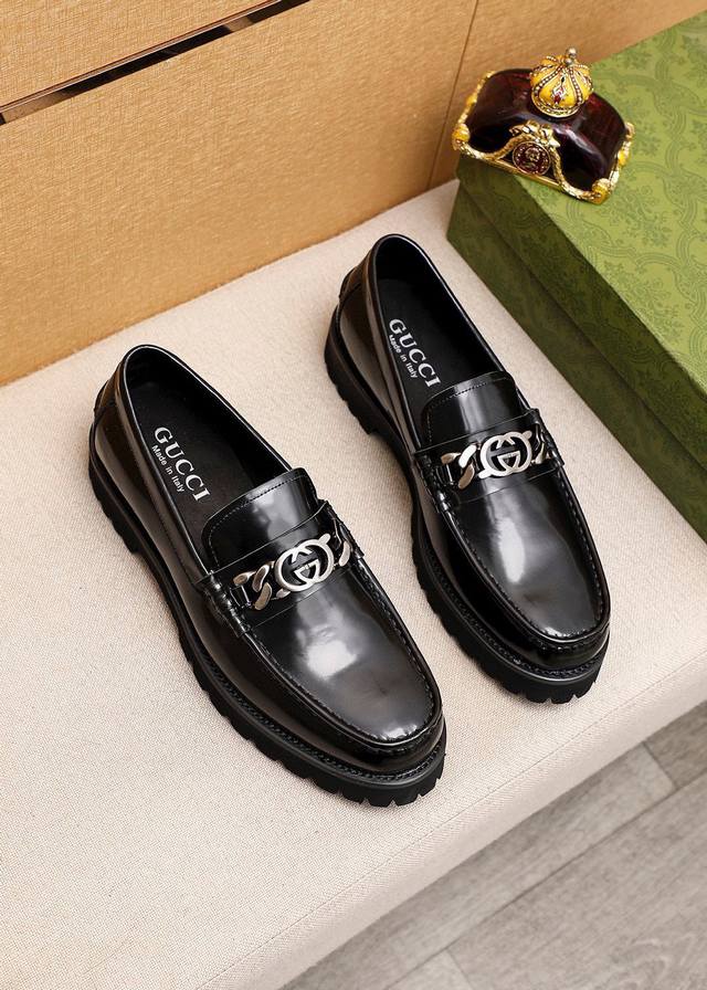 商品商标：Gucci 古驰 休闲皮鞋正码码数: 39-44 38.45订制 商品材料：精选 进口头层开边珠牛皮鞋面+奢华五金扣，进口水染牛皮内里。强烈立体视觉效