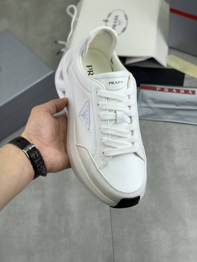 工厂P价P 实价 官网爆款上市， 潮牌 普拉达Prada 主推爆款，前卫百搭时尚男鞋私版开模，牛皮面拼接1：1..时尚干脆、原版进口牛皮内里牛皮垫脚；大气个性更