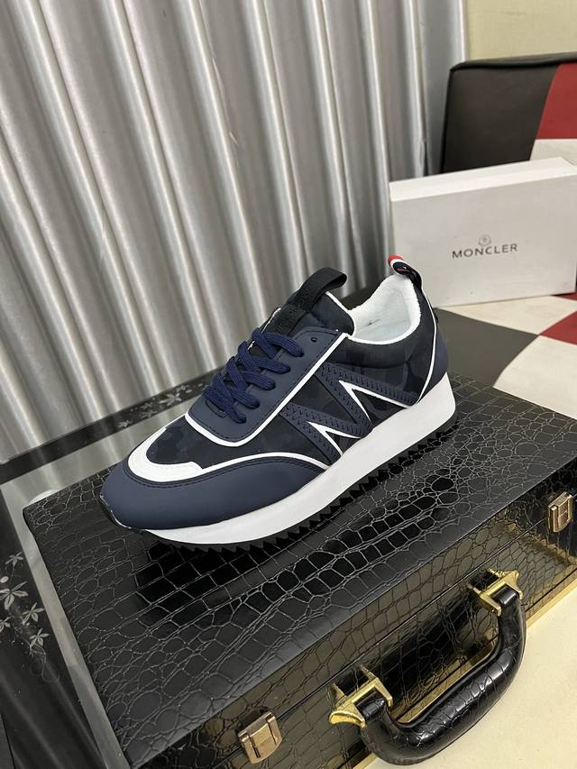 出厂价Pp： Moncler 蒙口、官网同款 高品质男鞋 材料：定制小牛皮 网布透气内里真皮鞋垫 原版开模防滑大底款式类型：男士休闲运动鞋 系带款男鞋系列 欧美
