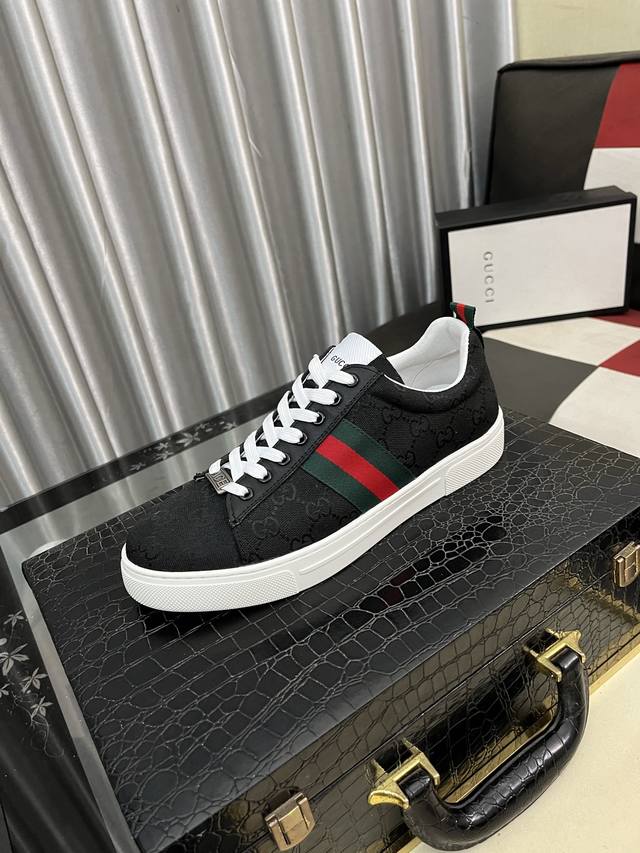 出厂价Pp： Gucci 古奇 男士最新小白鞋系列休闲便鞋！官网1：1打造。鞋面:采用进口牛皮，电绣搭配内里:采用优质头层猪皮柔软舒适。挑剔的选料精致的做工给您