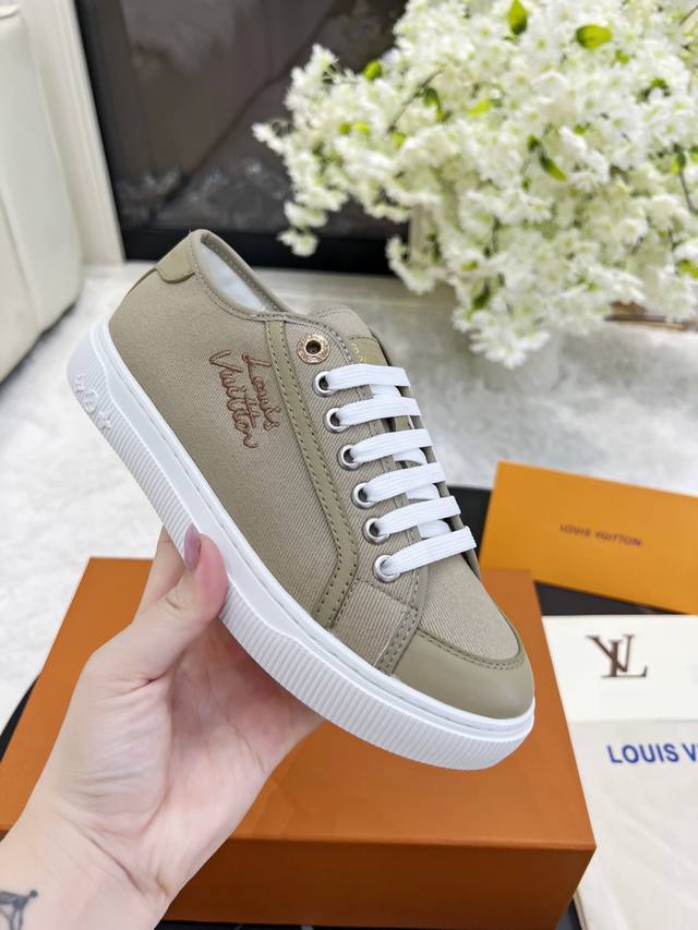 上新 实价 本款 Lv Lagoon 运动鞋为轻盈帆布刺绣手写体路易威登巴黎标识，以潮流简约构型彰显夏日休闲气息，可轻松点亮各式造型。柔软橡胶鞋底绽放 Mono