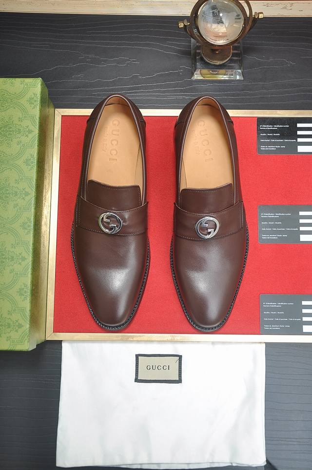 工厂P批 意大利顶级奢侈男鞋巨头 Gucci 古奇 全牛皮内里 新款报到原汁原味的欧式风格 赏心悦目为了让鞋子更加耐用不变形制作继续沿用传统做法 但仍然不乏创新