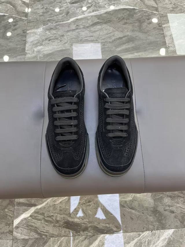 D ＆G 高品级，顶尖工艺男士休闲款正码39一44 5 一10 D ＆G时尚休闲百搭款，独特设计风格！全原版单层小牛皮镂空设计，内里小牛皮乳胶回力垫脚！夏季专属